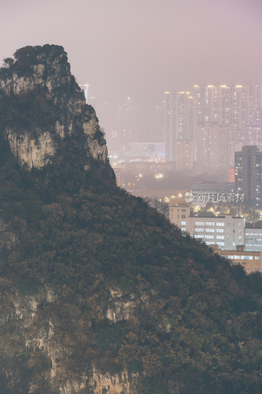 雾中的山与城市建筑-广西柳州市