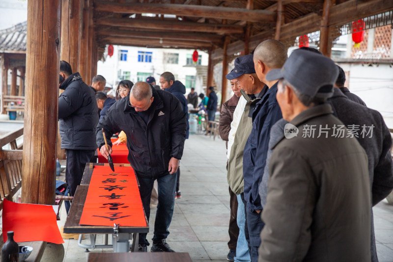 云和摄影家协会为村庄群众免费拍摄全家福