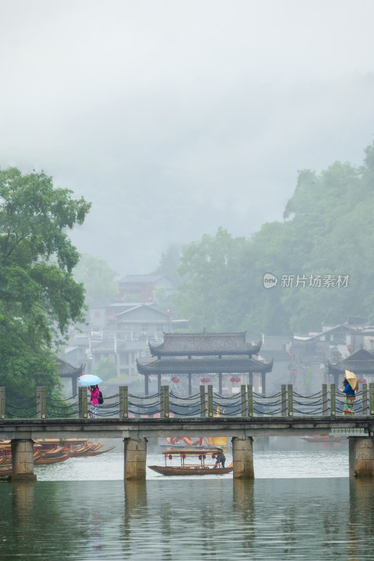 雨天烟雨朦胧的凤凰古城