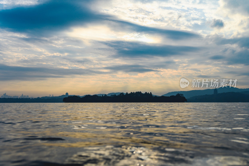 立冬杭州西湖日出朝霞水面倒影