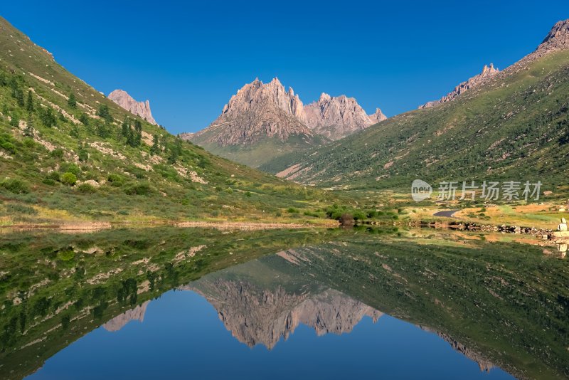 四川阿坝莲宝叶则山峰湖泊倒影自然风景旅行