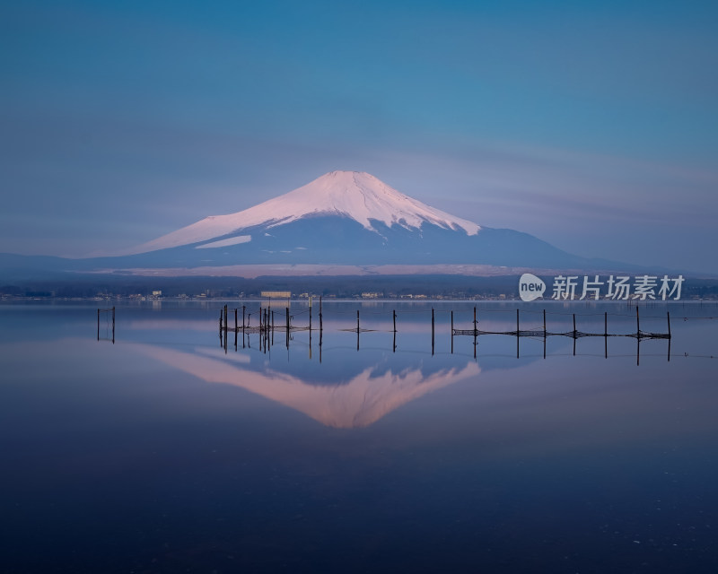 雪山倒映在平静湖面的壮美自然风光