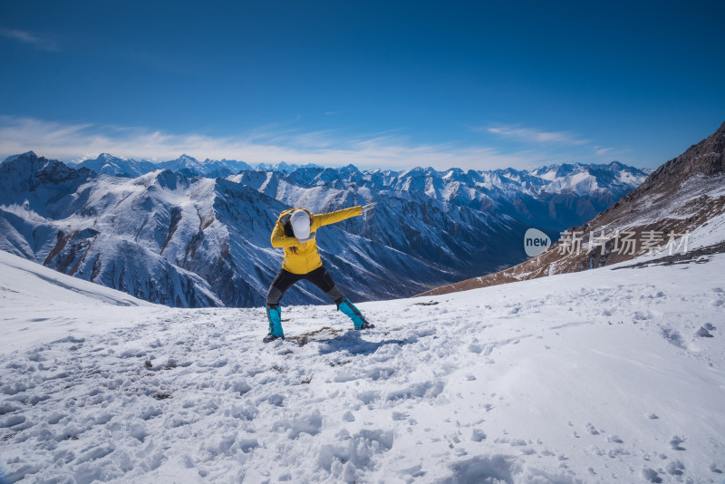 户外徒步旅行雪山成功登顶兴奋时刻