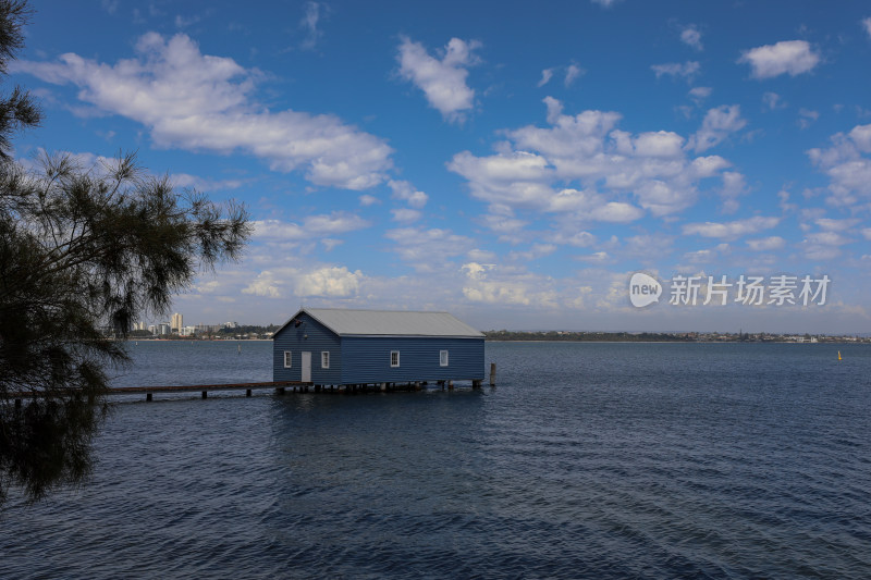 澳大利亚珀斯天鹅河海边的木屋别墅