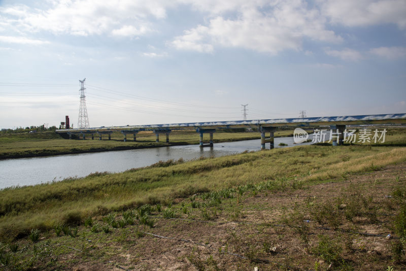 横跨河流的桥梁远景风光