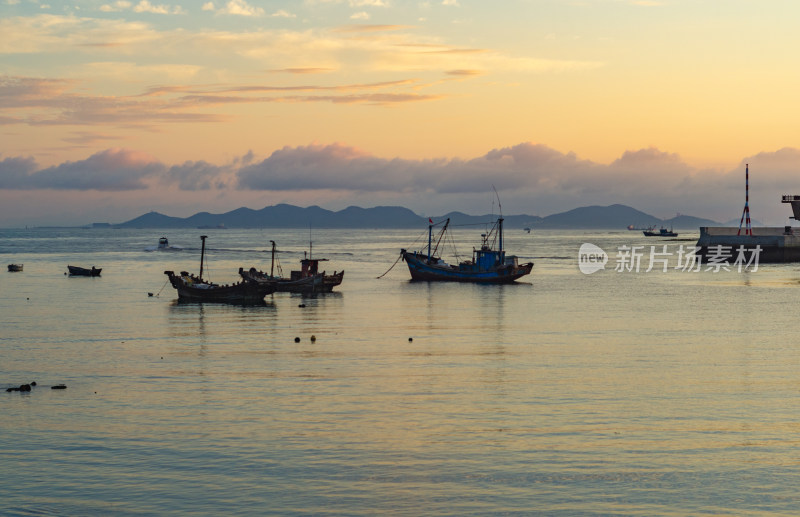 青岛小麦岛夕阳中海面上的渔船