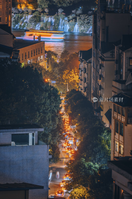 广西柳州蟠龙山瀑布与街道车流夜景