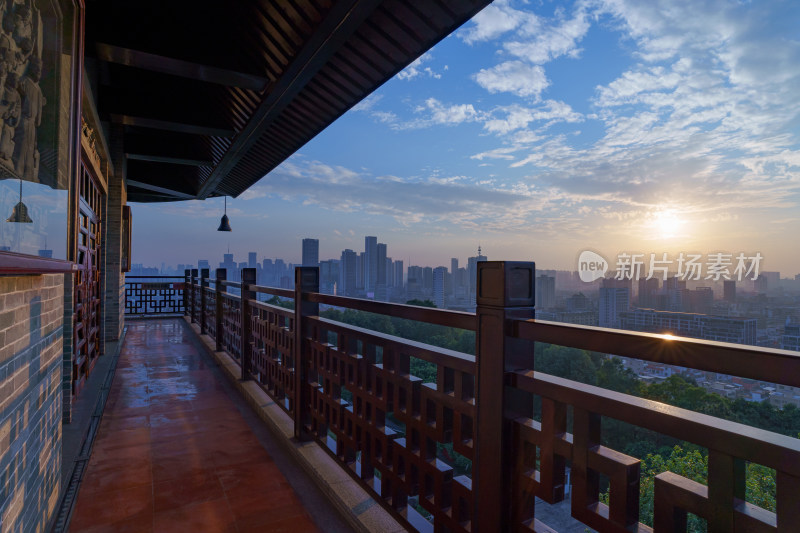 佛山礌岗公园魁星阁中式传统走廊与夕阳晚霞