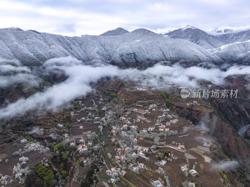 四川阿坝州金川梨花藏寨雪山高空航拍