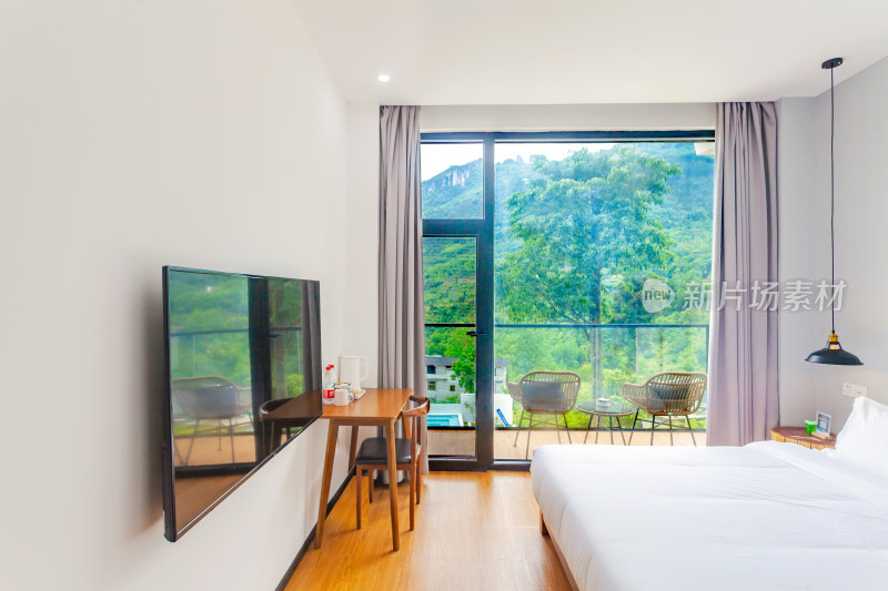 带山景阳台的酒店卧室