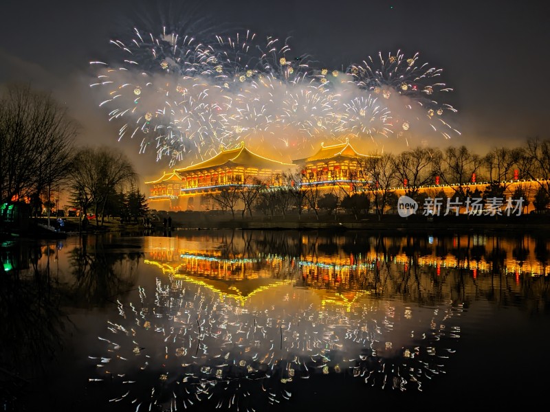 古建筑夜景烟花盛放倒影相映成趣