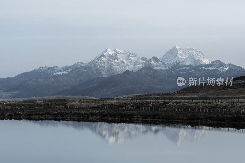 雅拉雪山倒影湖泊的壮阔自然风光