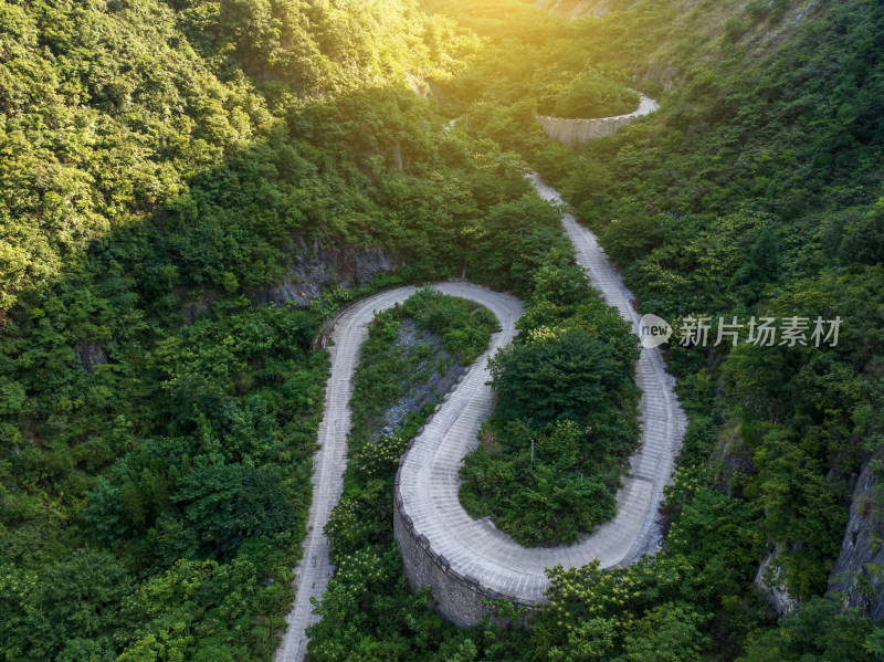 乌蒙山深处盘山公路