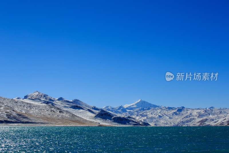 中国西藏羊卓雍措湖羊湖冬季雪景