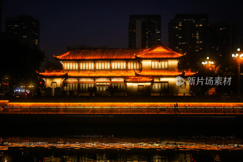 夜景中灯火辉煌的中式古典建筑