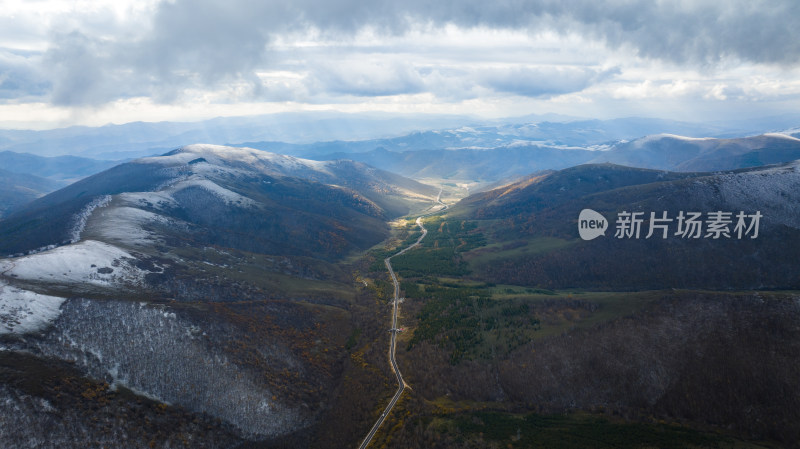 山间公路航拍，壮丽山脉景色尽收眼底