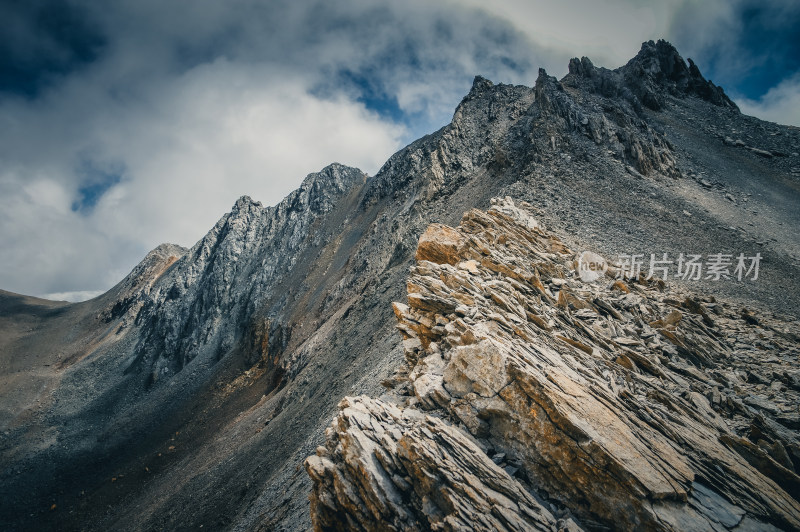 荒凉山峰山脉山脊