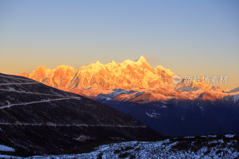 西藏林芝雪景南迦巴瓦峰日照金山雪山夕阳