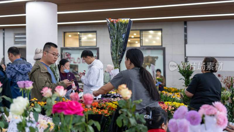 云南昆明斗南花市吸引大量游客前来买花