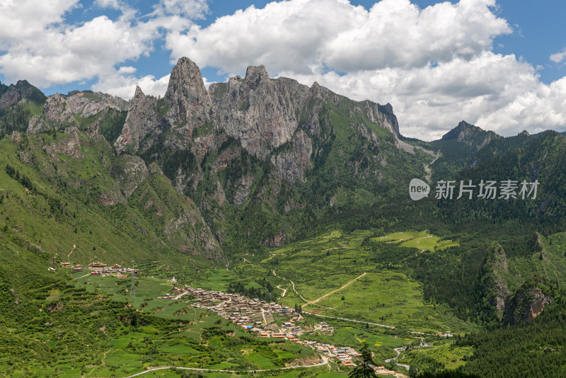 扎尕那蓝天白云山峰草地