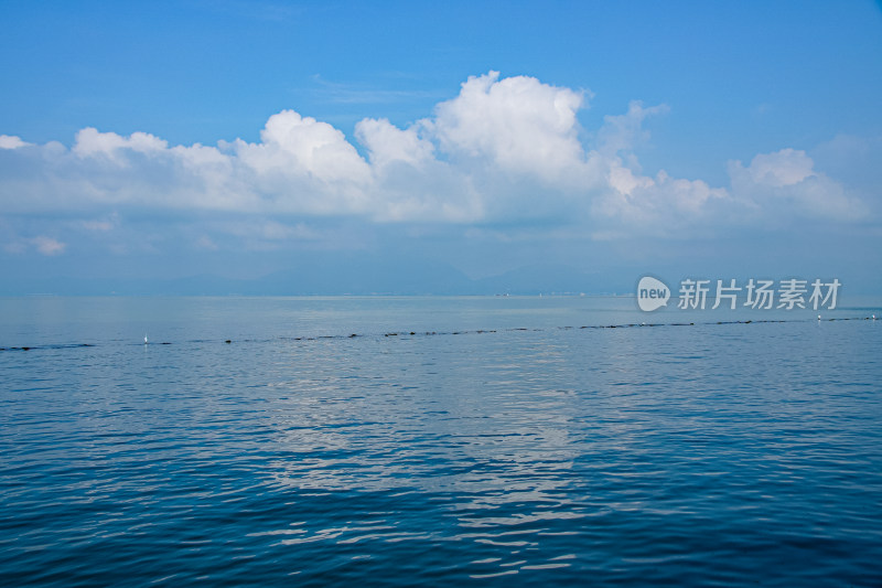 平静的海面与天空