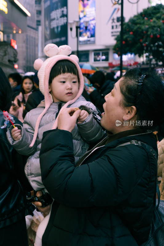 解放碑街头大人抱着小孩互动场景