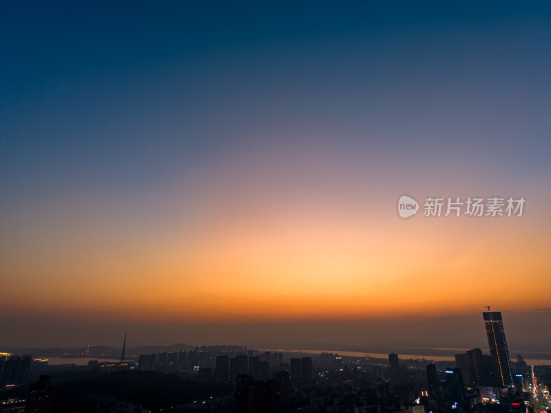 湖南岳阳晚霞夜景航拍图