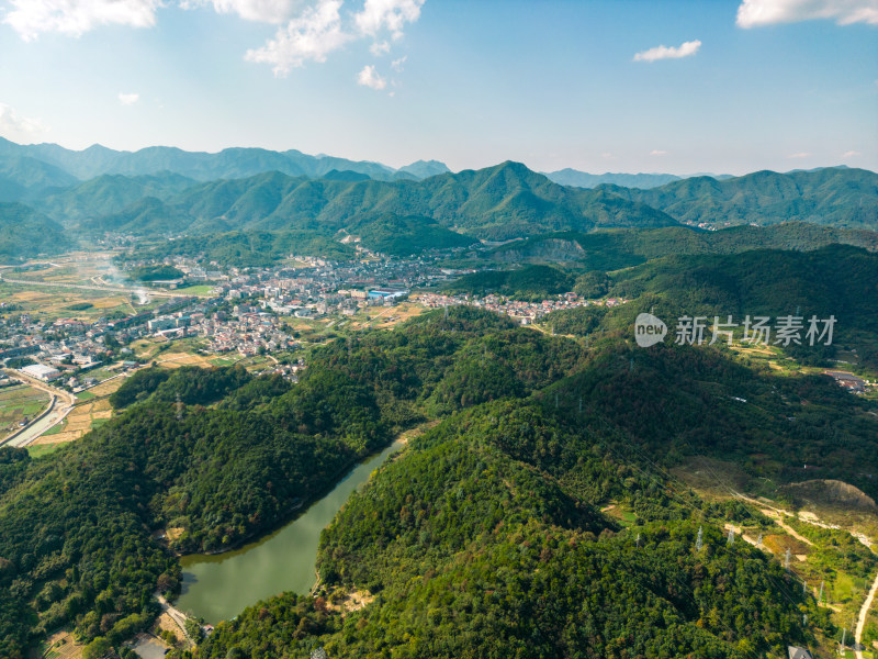 航拍蓝天白云下的青山河流村庄风光