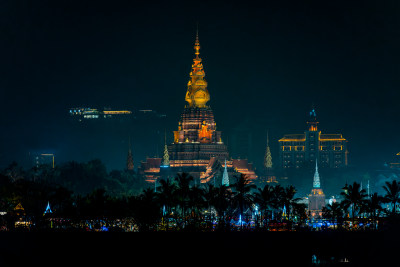 夜幕下的西双版纳景洪市大金塔寺