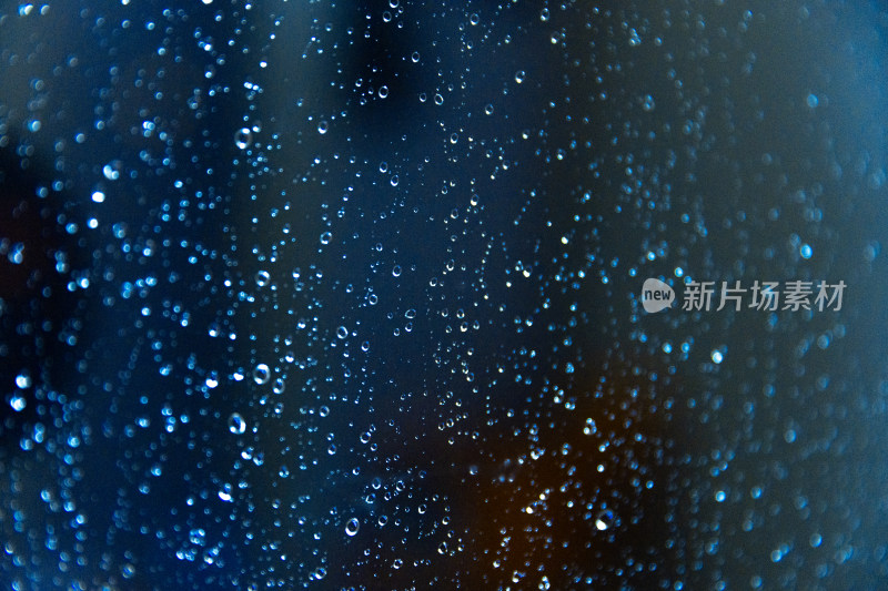 夜晚玻璃上的雨珠