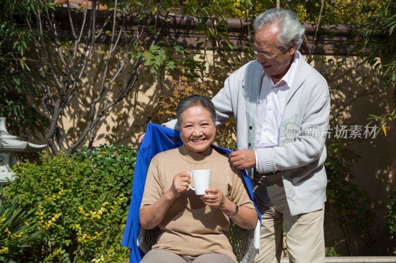 老年夫妻在院子里