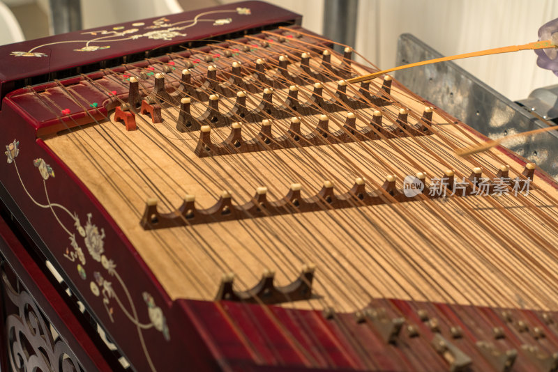 演奏中的民族乐器 杨琴