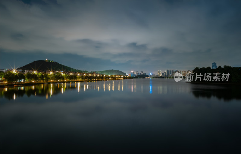 顺峰山夜景山水画