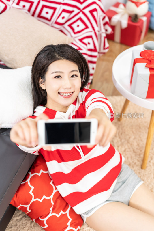 年轻女子在家使用平板手机