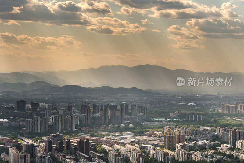 黄昏北京城市西山光线穿过云彩
