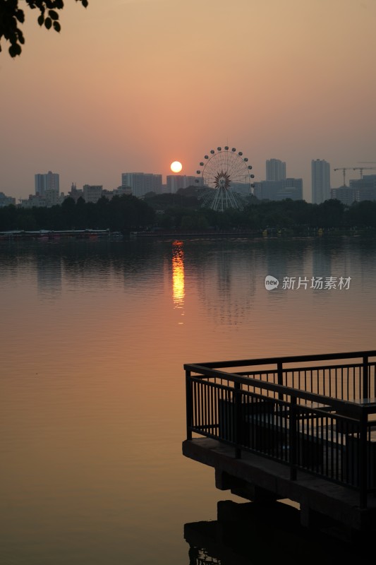 日落拍摄湖边广州摩天轮日落