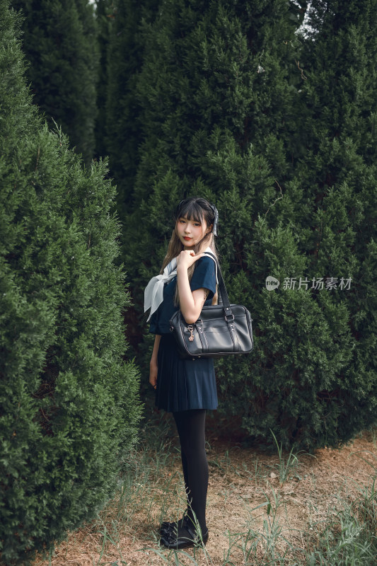 在户外穿着深蓝色JK制服的少女