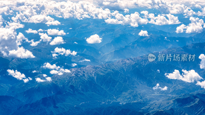 飞机上拍摄的甘肃省的山峰与云层