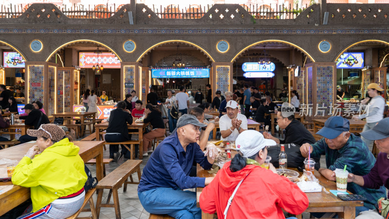 中国新疆国际大巴扎美食街的游客们