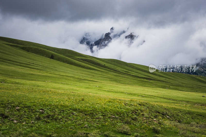 蓝天白云下广袤草原与连绵山峦自然风景