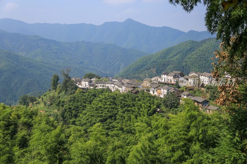 山脉 山坡 森林 山村 宁静 唯美 绿色