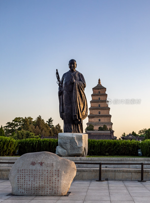 清晨的西安大雁塔大雁塔南广场玄奘雕塑景观