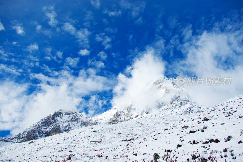 川西蓝天白云下的雪山风景