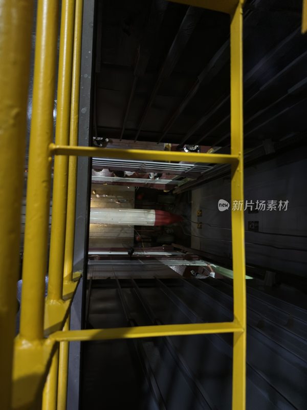 室内黄色金属梯与火箭场景