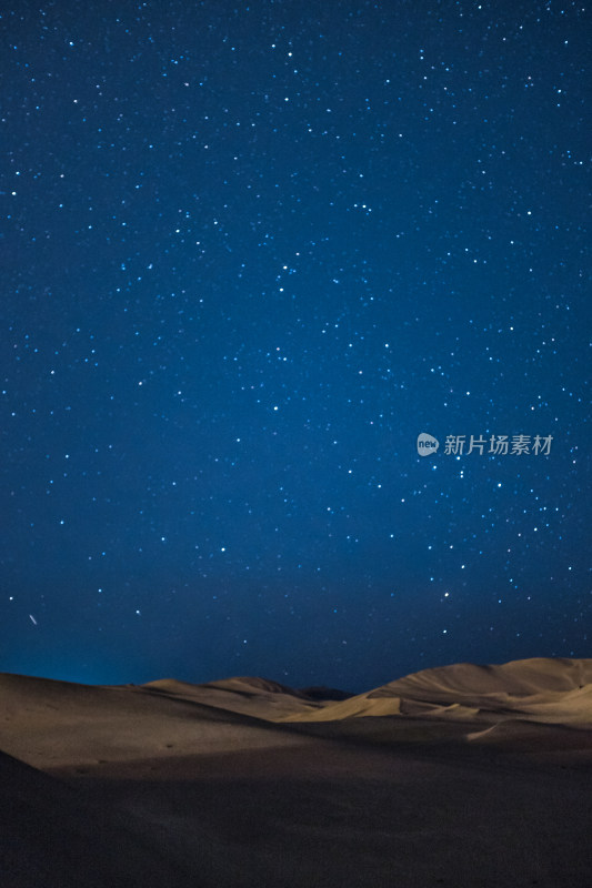 沙漠夜晚的星空星轨