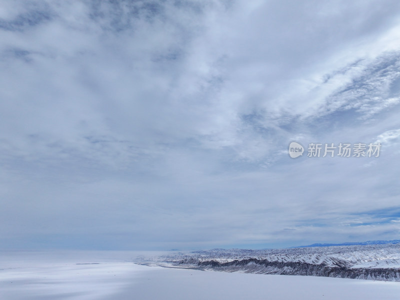 中国新疆阿勒泰冬季雪景茫茫雪原与雪山