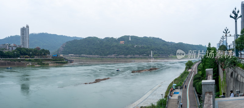 四川宜宾市三江路的江滩步道