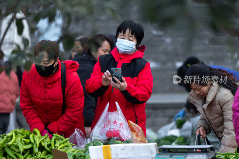 早市买菜卖菜的人们