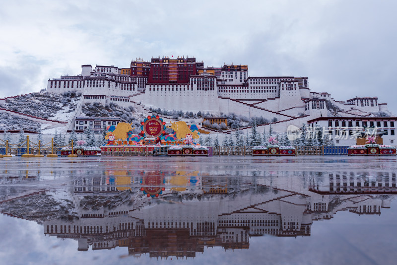 中国西藏拉萨雪后布达拉宫倒影城市风光