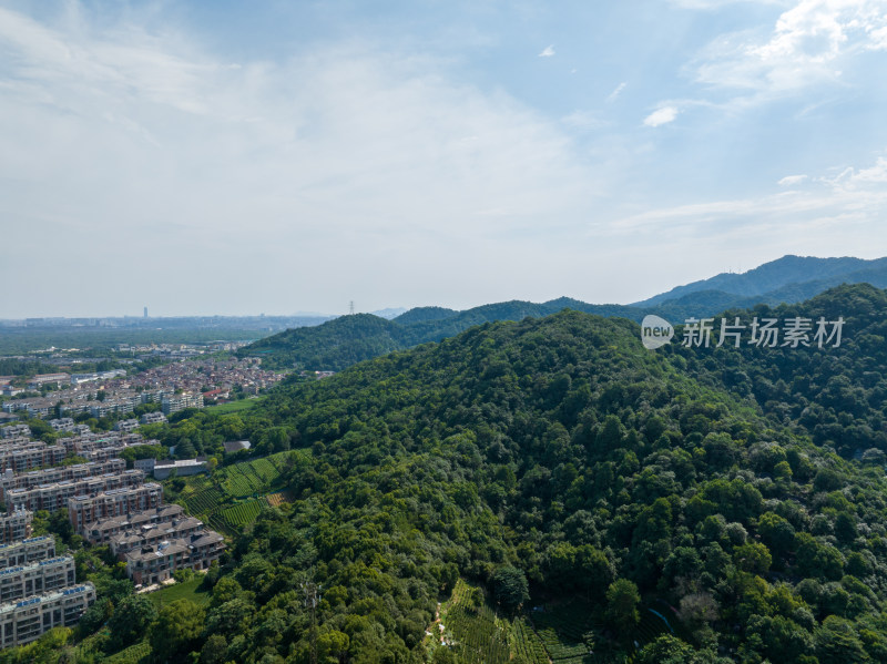 航拍杭州留下西穆坞村屏基山公园与居民区